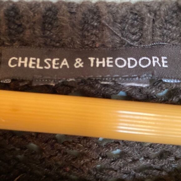 Chelsea & Theodore Crew Neck Knit Gray Sweater - Picture 2 of 3